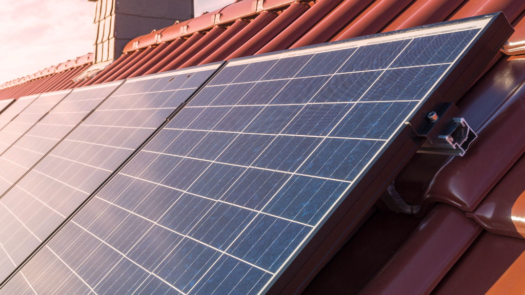 Panneau solaire intégré sur motorisation store banne aluminium